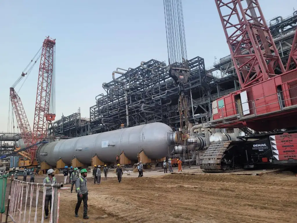 Operación de izaje pesado con grúa Demag en proyecto industrial